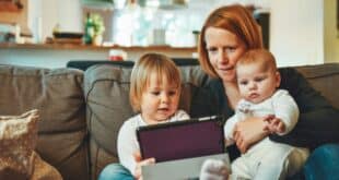 Familie mit iPad im Haushalt