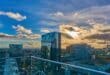 Glasgeländer auf Hochhaus, Skyline, bewölkter Himmer